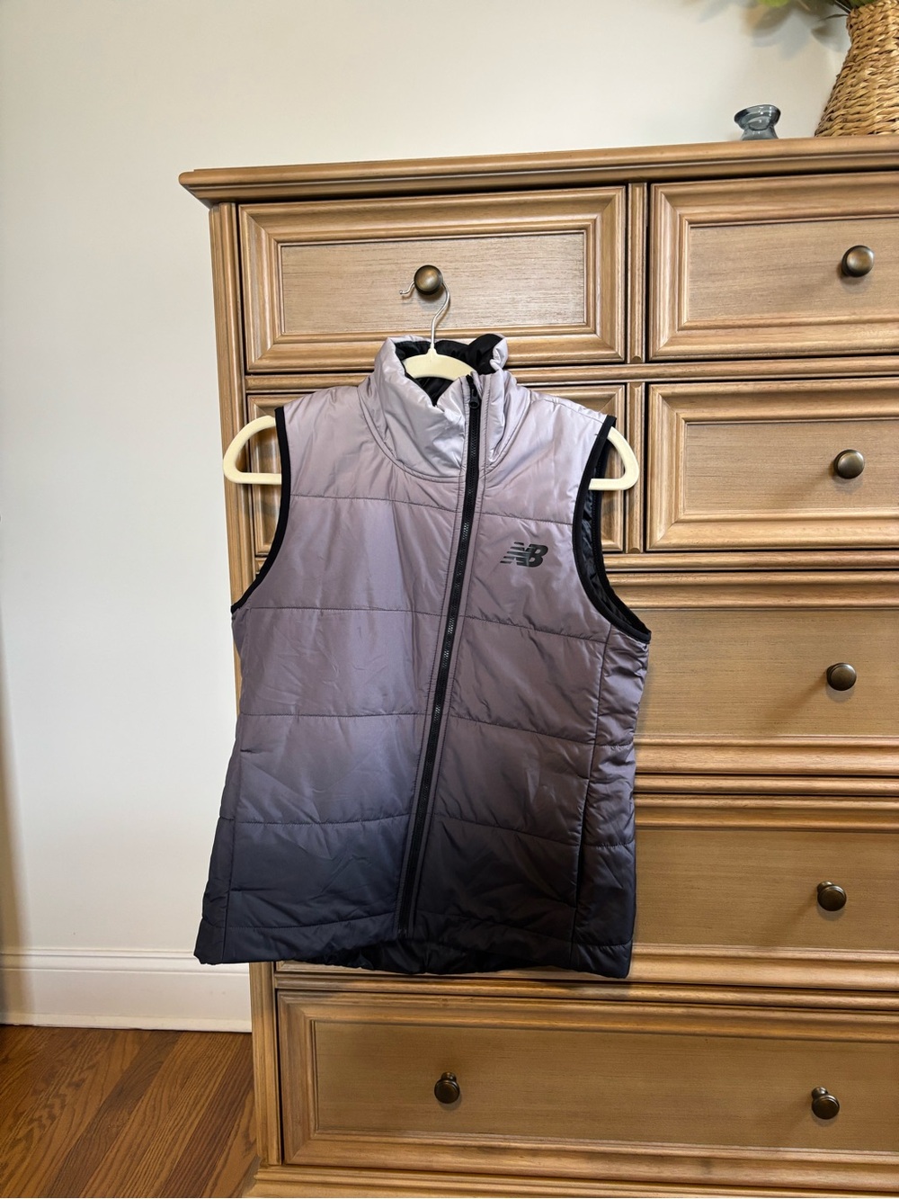 New Balance women’s Spell Out Ombre Full Zip Puffer vest asymmetrical zip size s